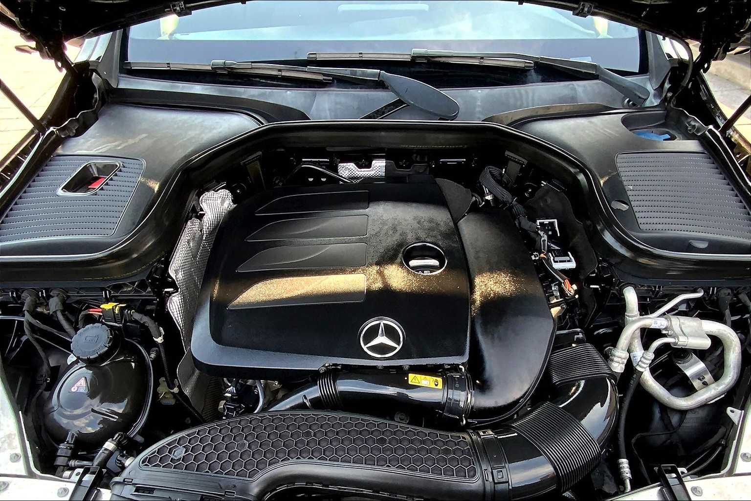 2020 Mercedes Benz GLC 300 photo 23