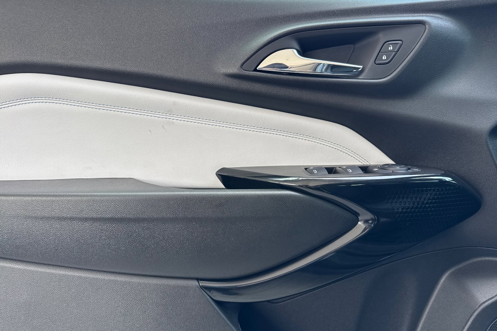 2025 Chevrolet Trax LT photo 9