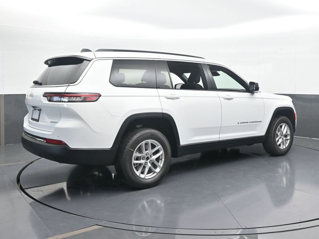 2025 Jeep Grand Cherokee Laredo photo 3
