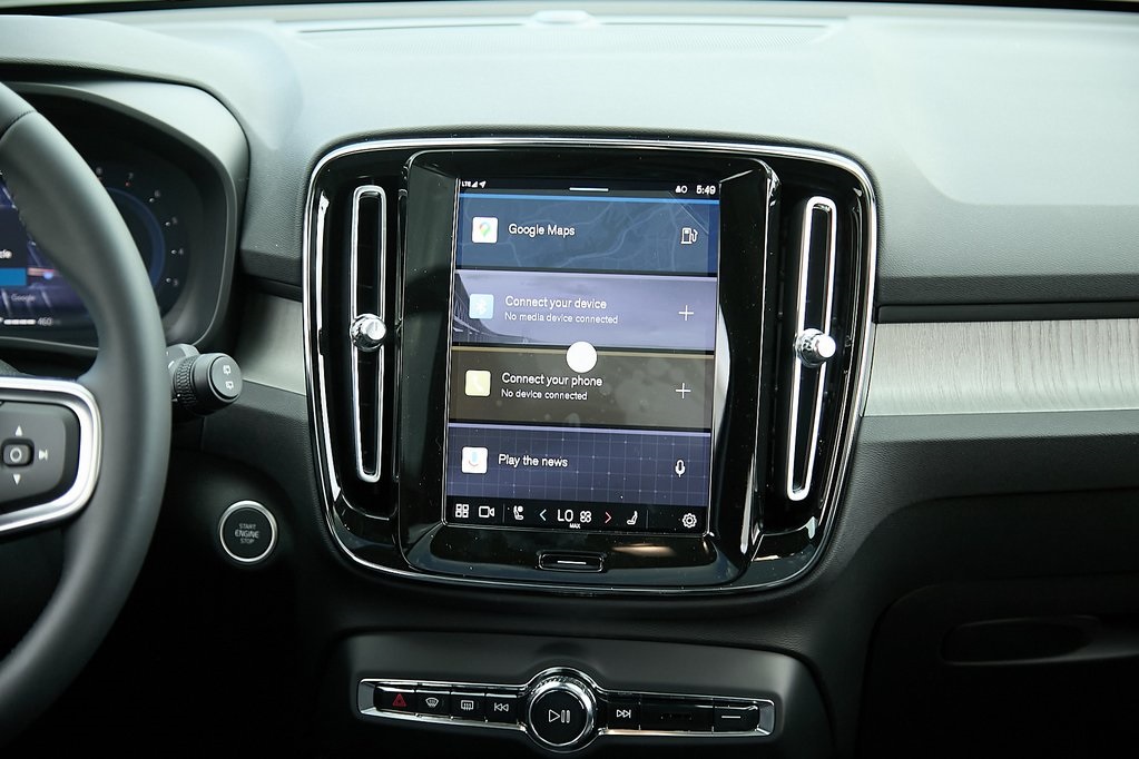 2025 VOLVO XC40 - Image 24