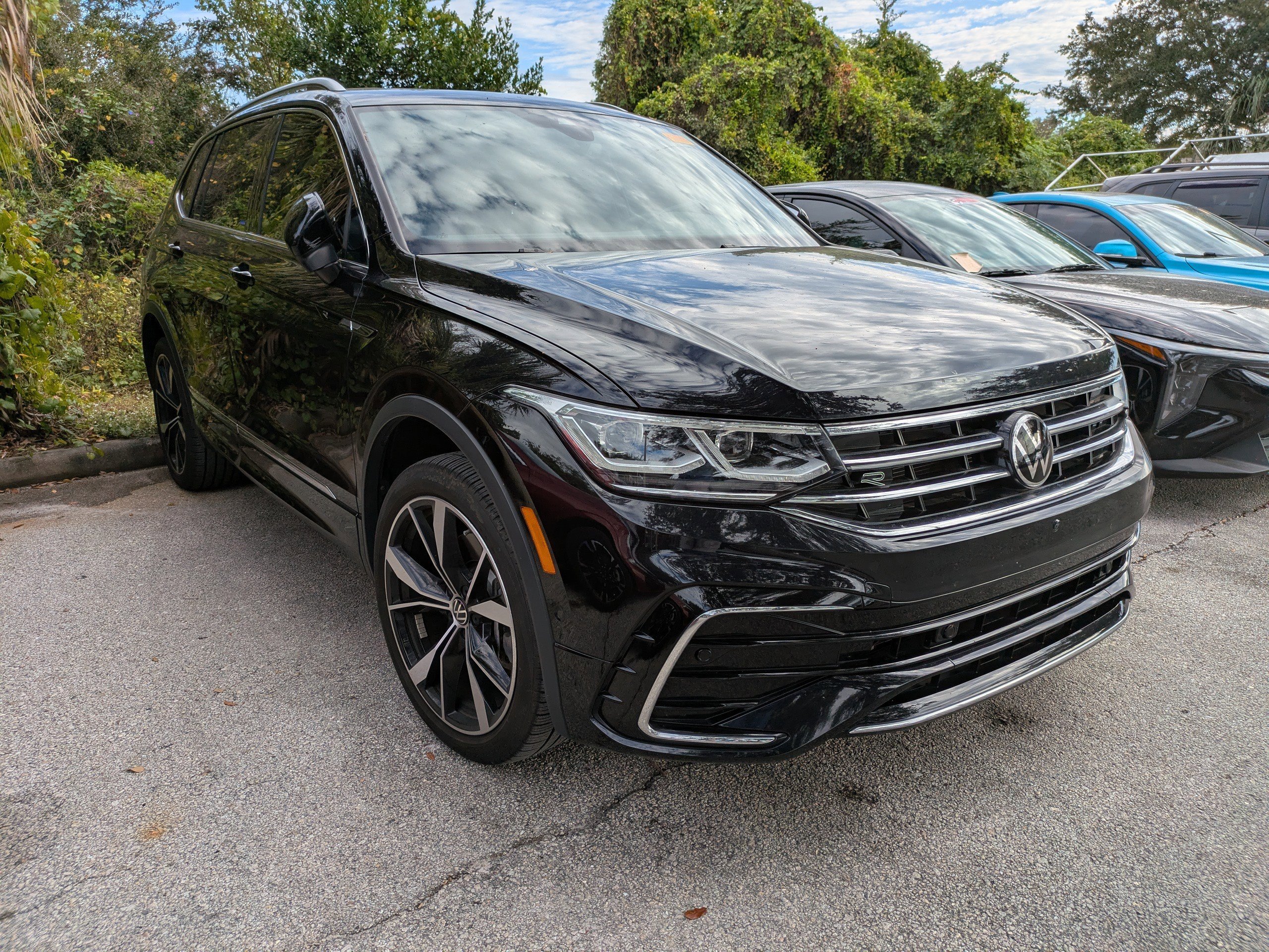 2023 Volkswagen Tiguan SEL R-LINE's photo