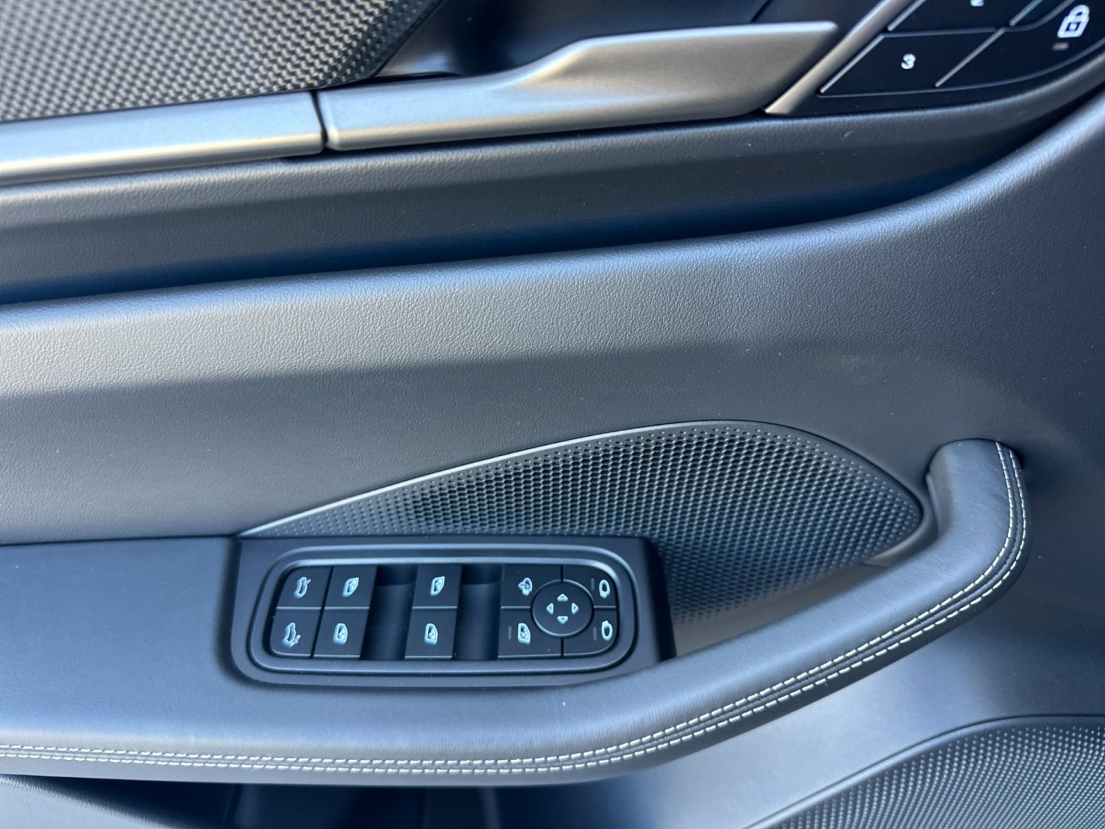 2025 Porsche Macan Turbo Electric photo 12