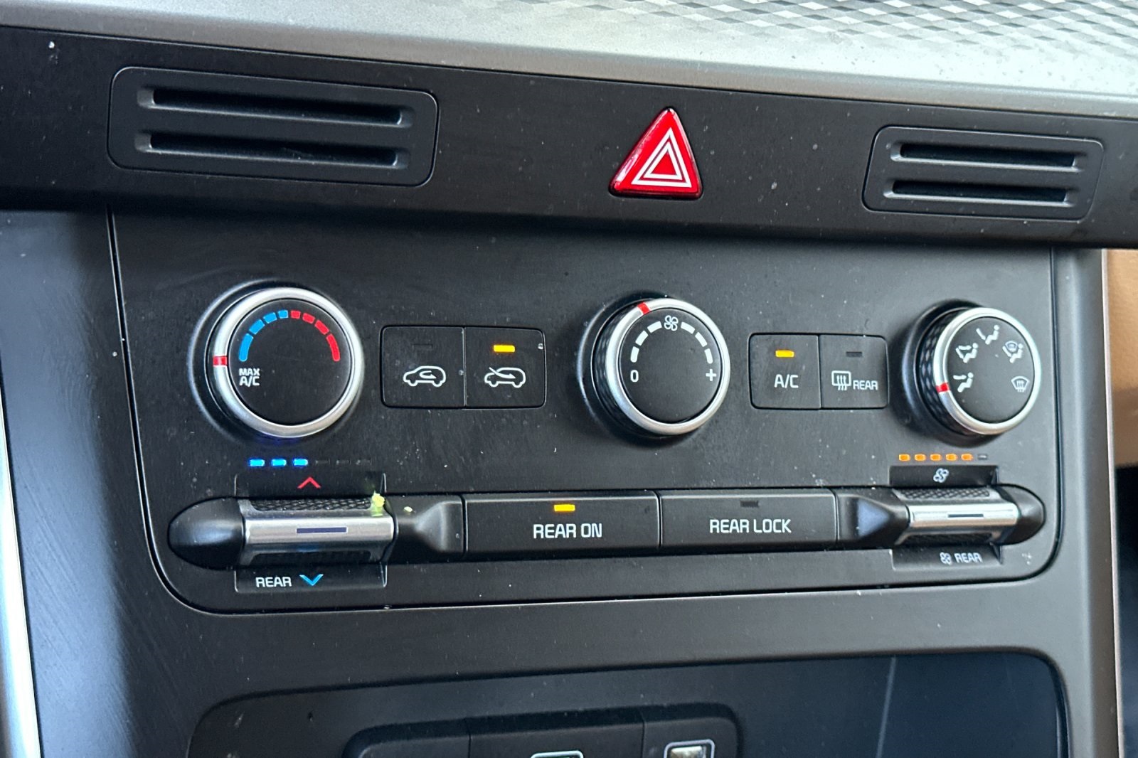 2024 Kia Carnival LX photo 22