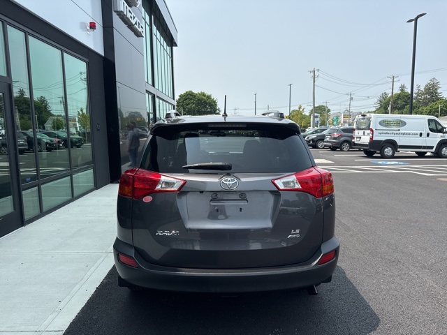 2015 Toyota RAV4 LE photo 4