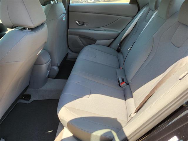 2025 Hyundai Elantra SE photo 8