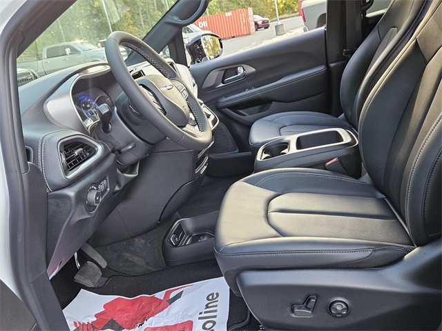 2026 Chrysler Pacifica photo 4