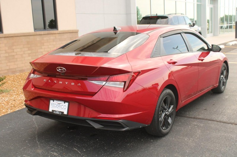 2022 Hyundai Elantra SEL Convenience photo 2