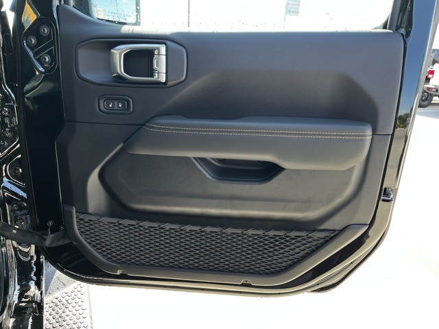2025 Jeep Wrangler Sahara photo 20