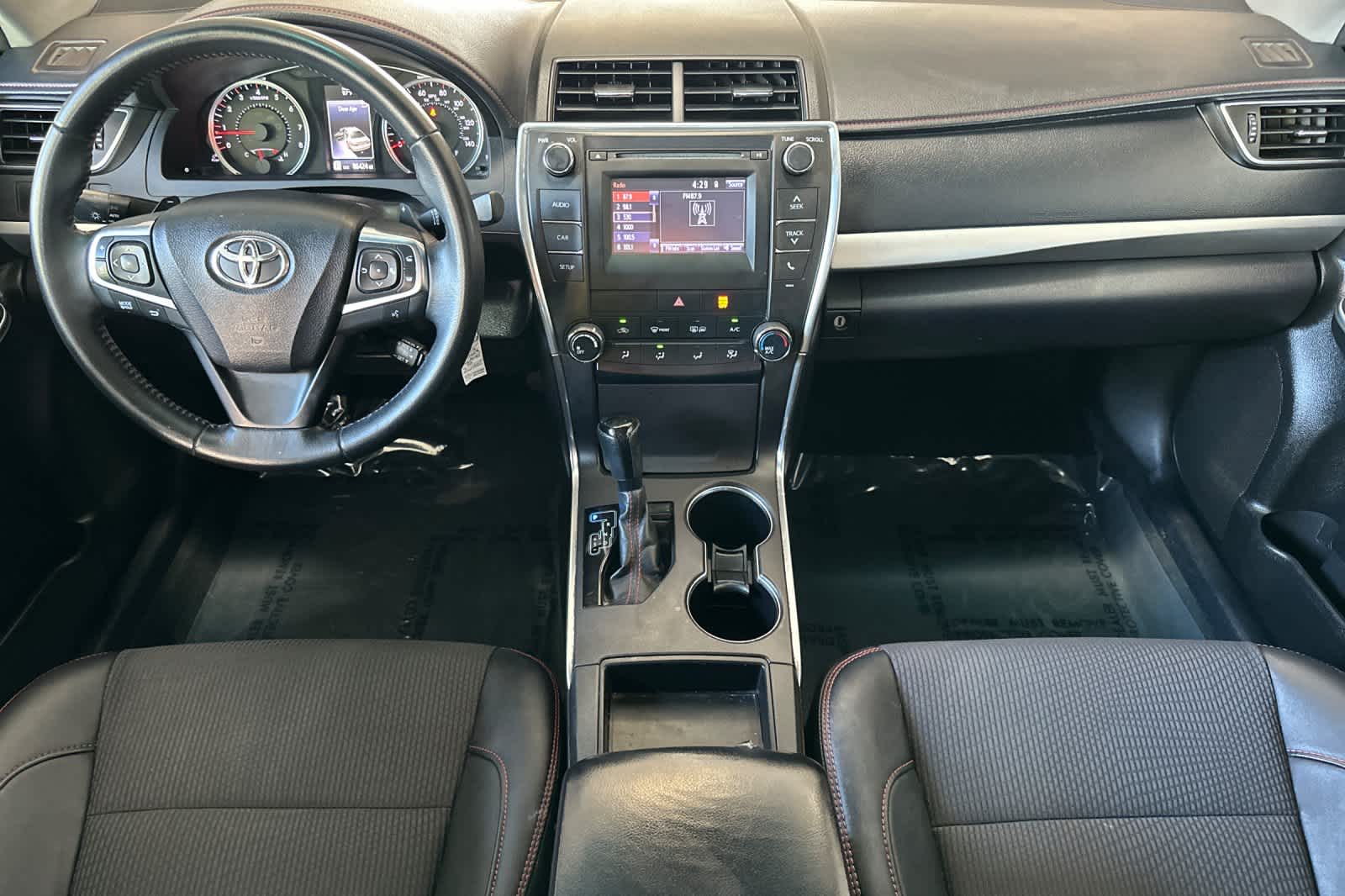2016 Toyota Camry SE photo 3