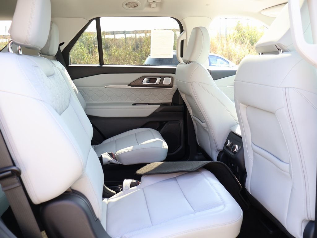 2025 Ford Explorer Platinum photo 3
