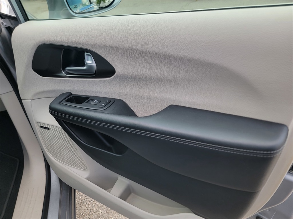 2018 Chrysler Pacifica Hybrid Limited photo 26