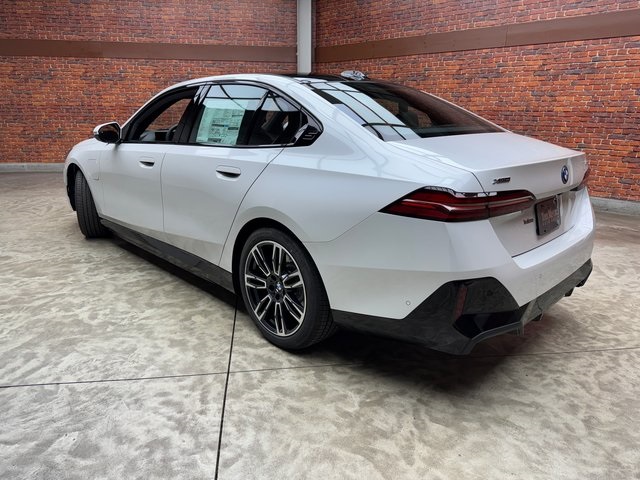 2026 Bmw 550e xDrive photo 2