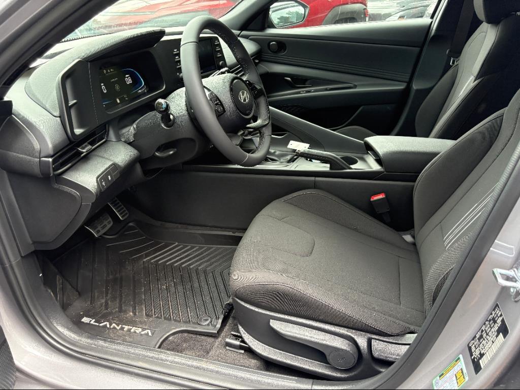 2025 Hyundai Elantra SEL Sport photo 7
