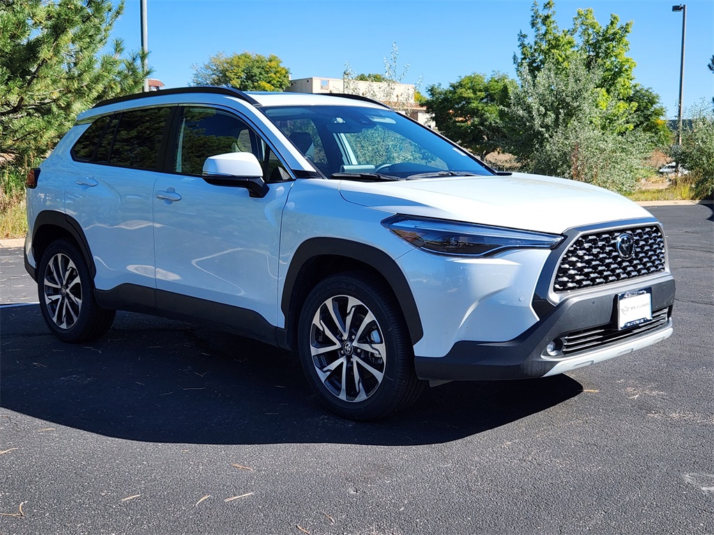 2022 Toyota Corolla Cross XLE photo 2
