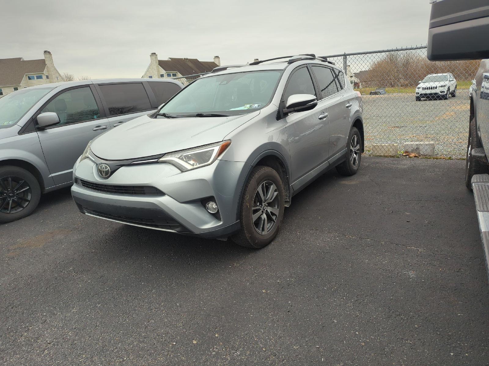 2017 Toyota RAV4 XLE photo 3