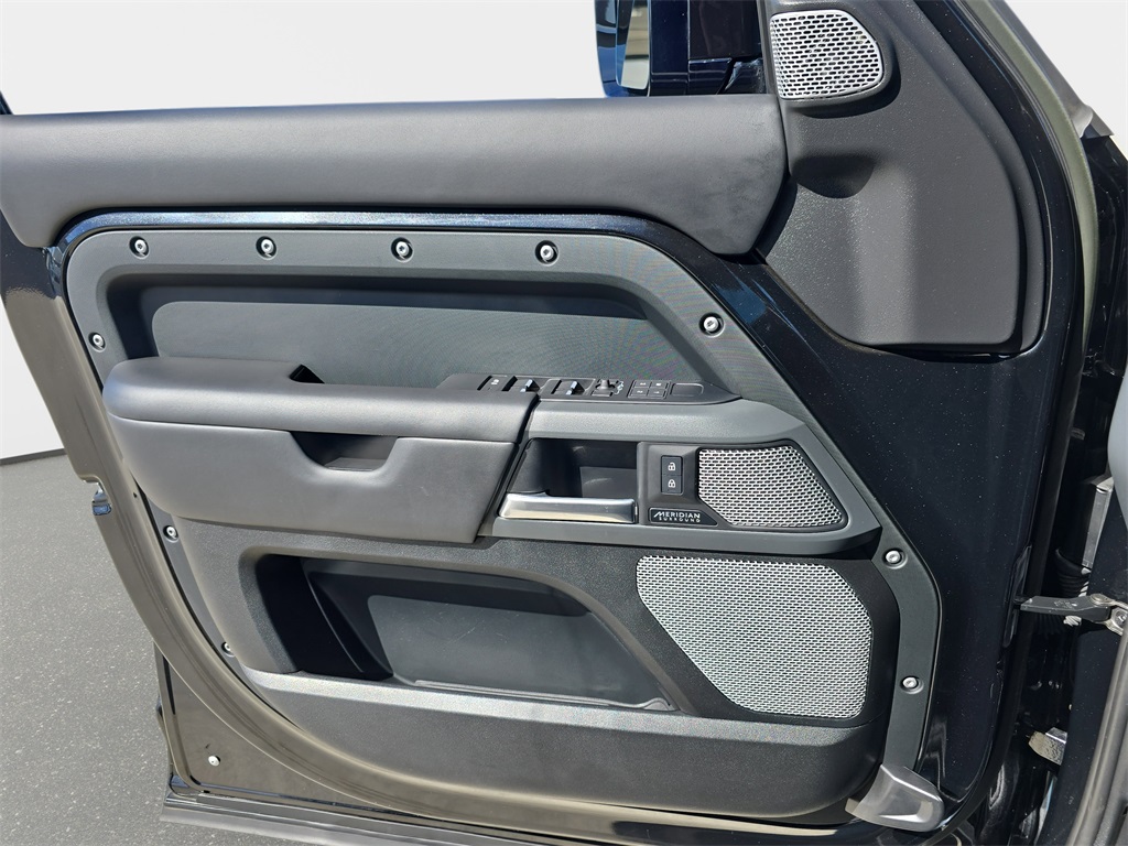 2023 Land Rover Defender 130 X photo 24