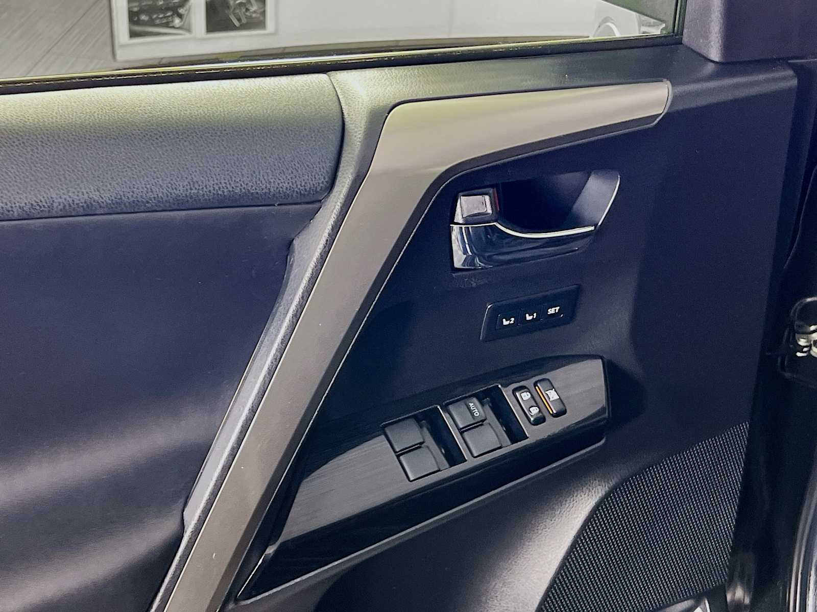 2016 Toyota RAV4 Hybrid Limited photo 17