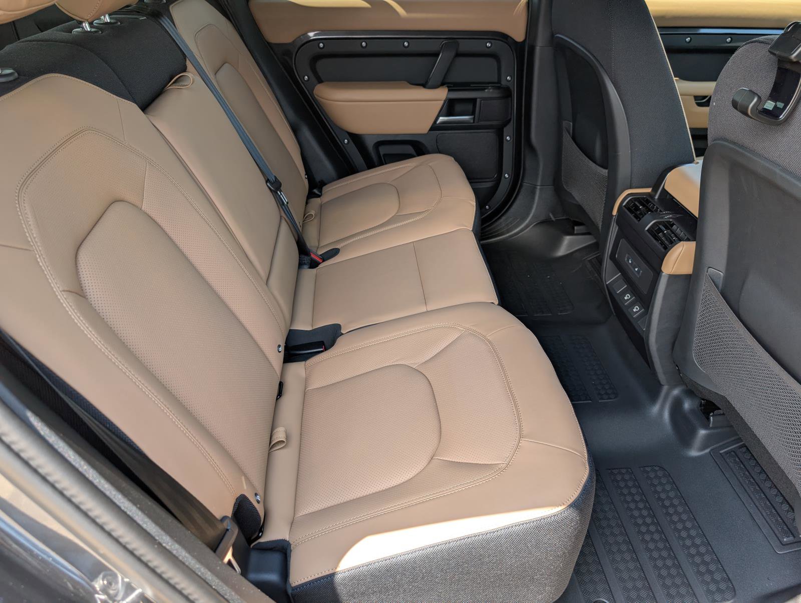 2025 Land Rover Defender 110 photo 32