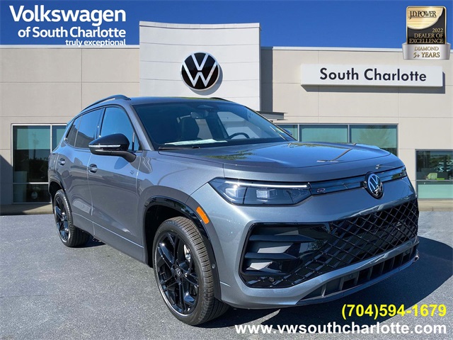 2025 Volkswagen Tiguan SE R-LINE BLACK's photo