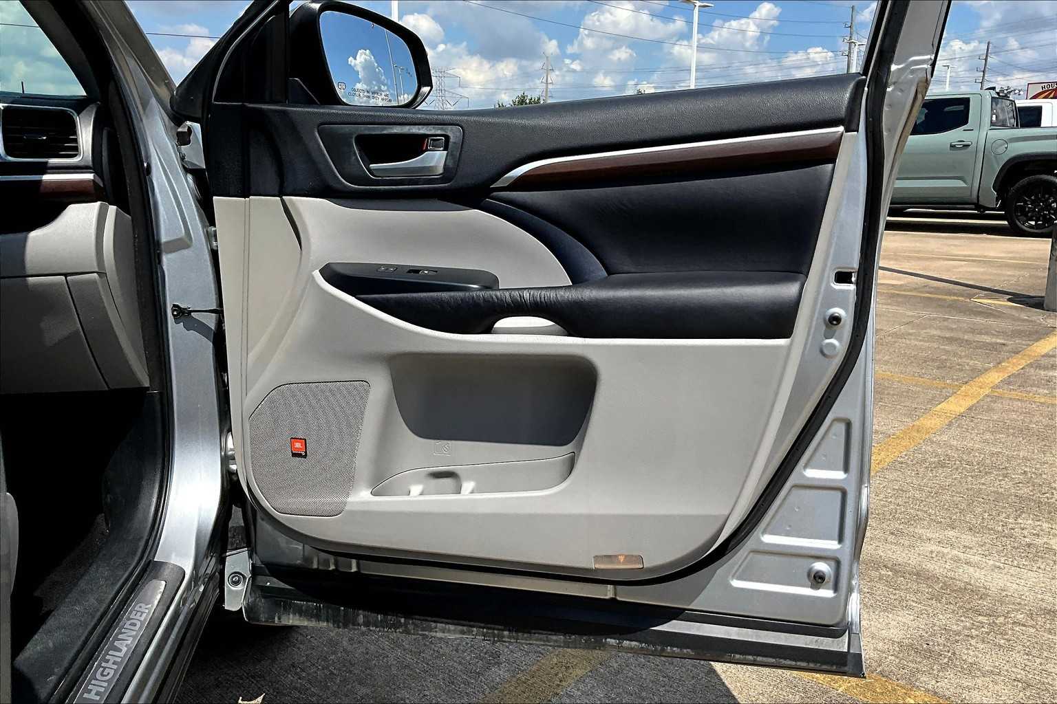 2016 Toyota Highlander Hybrid Limited Platinum photo 22