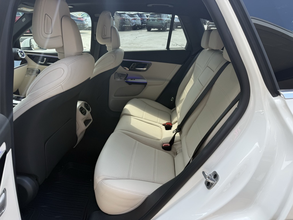 2025 Mercedes Benz GLC 300 4MATIC photo 3
