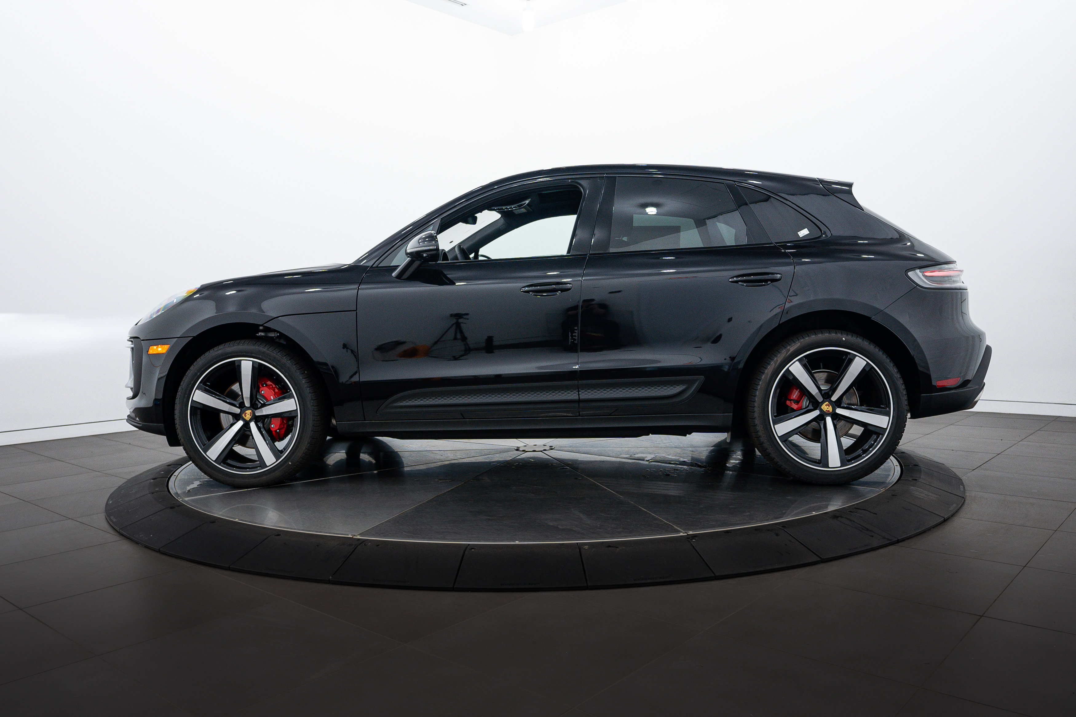 2025 Porsche Macan S photo 2