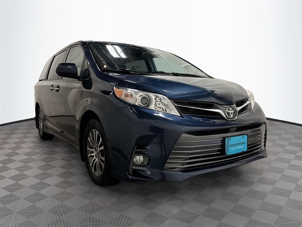 2020 Toyota Sienna XLE photo 3