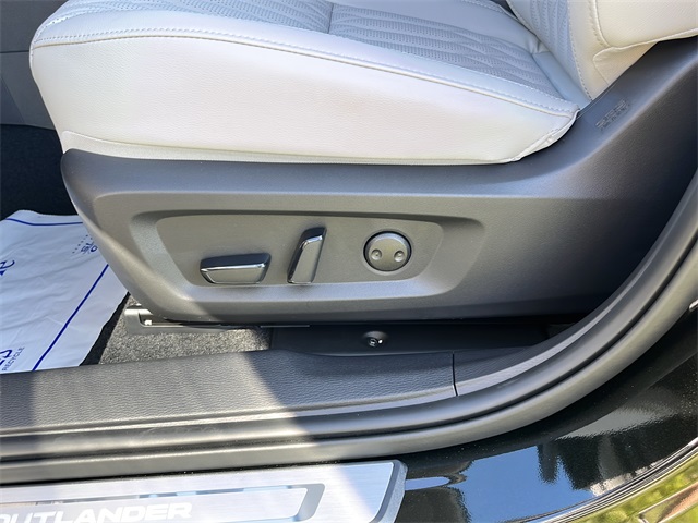 2025 Mitsubishi Outlander SEL photo 13