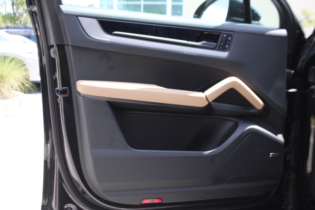2025 Porsche Cayenne Base photo 17