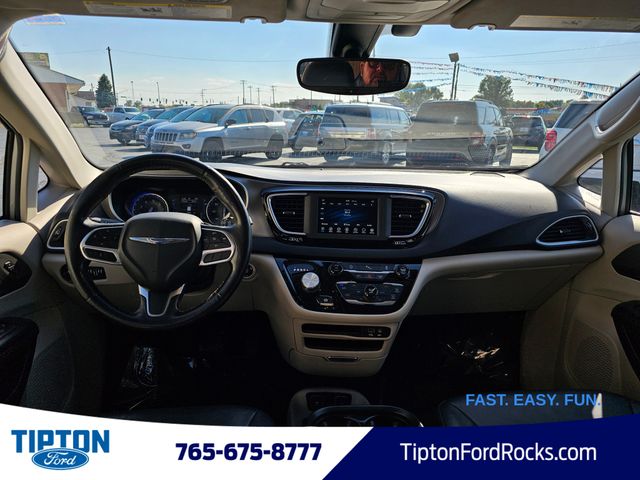 2020 Chrysler Pacifica Touring L photo 3