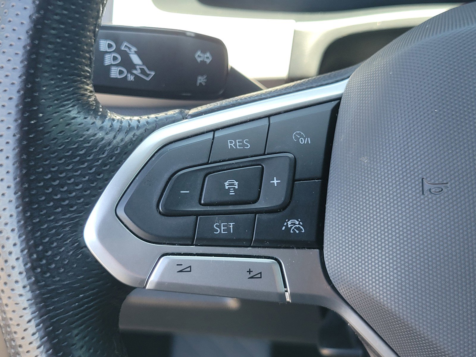 2022 Volkswagen Atlas Cross Sport SEL R-Line photo 23