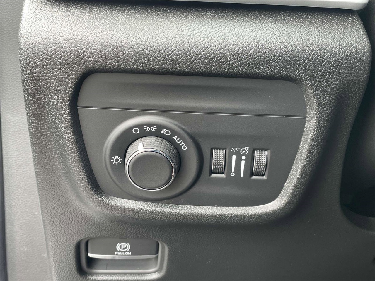 2025 Jeep Grand Cherokee Laredo photo 4