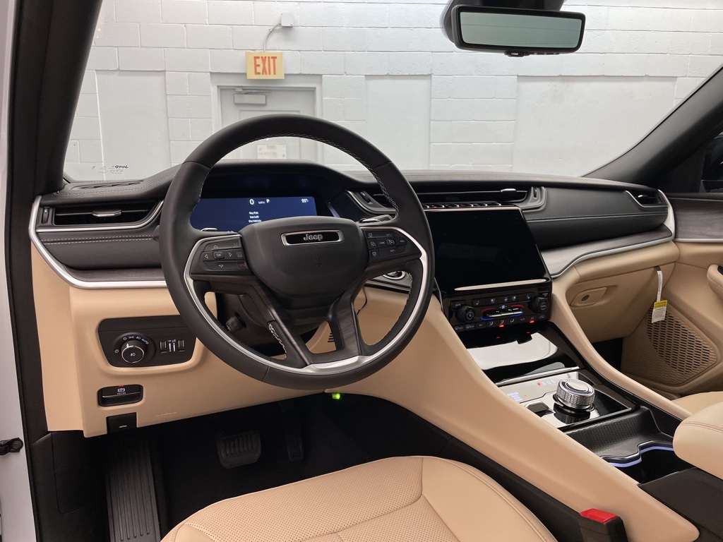 2025 Jeep Grand Cherokee Limited photo 7