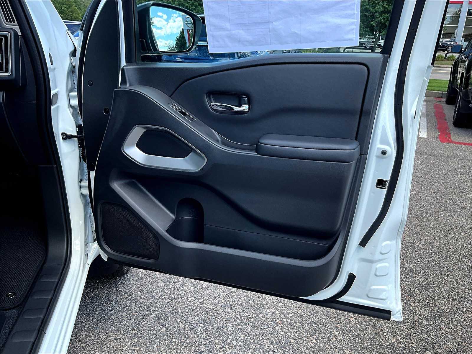 2025 Nissan Frontier SV photo 12