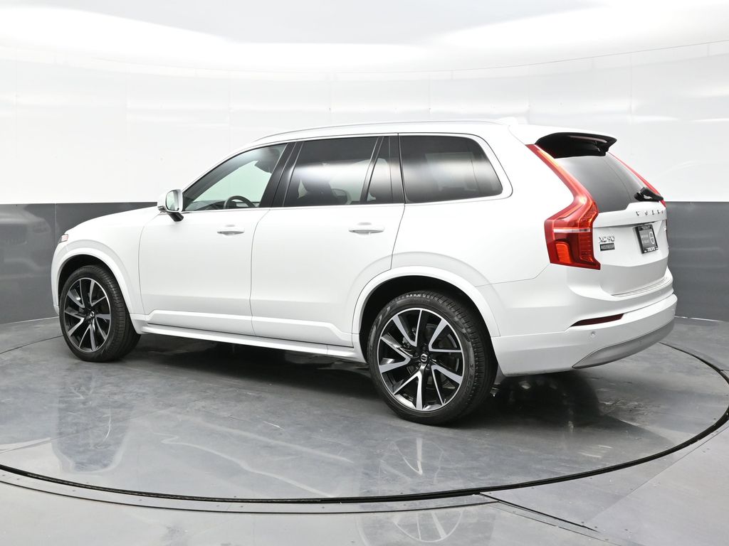 2022 Volvo XC90 T6 Momentum photo 3