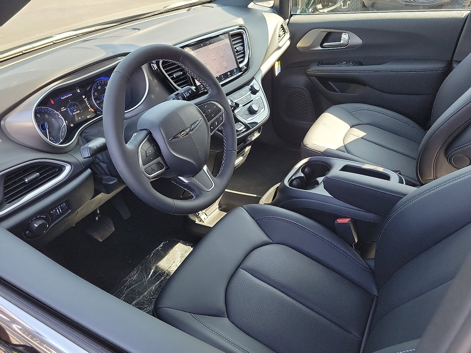 2025 Chrysler Voyager LX photo 3
