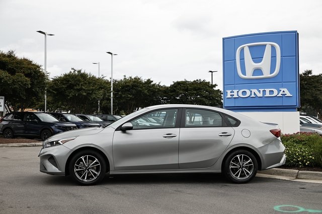 2023 Kia Forte LXS photo 3