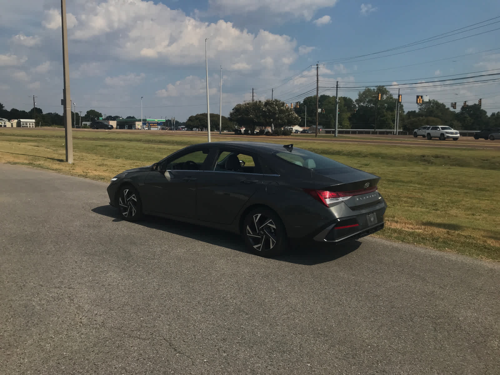 2024 Hyundai Elantra Limited photo 2