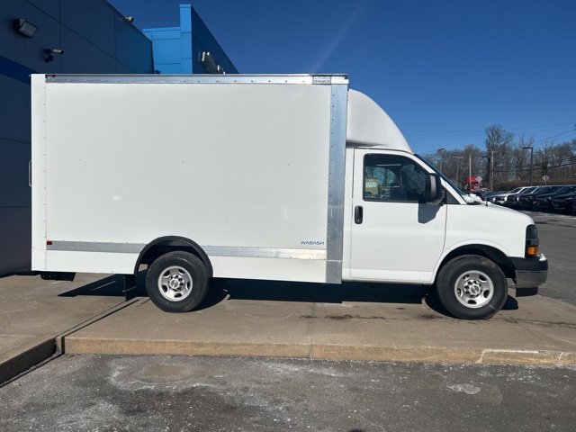 2024 Chevrolet Express Cutaway 3500 photo 2