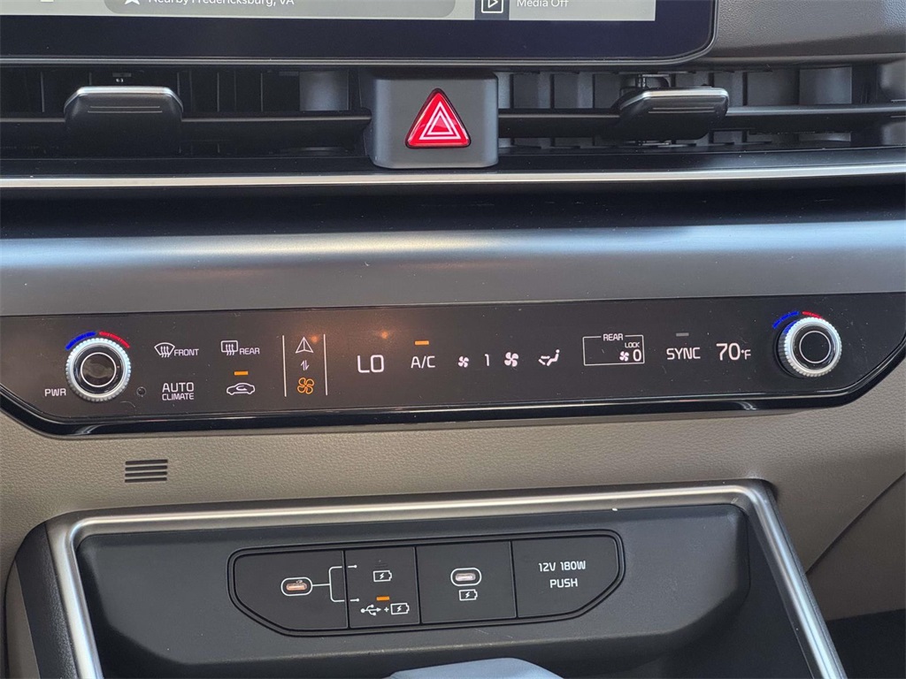 2025 Kia Carnival LXS photo 17