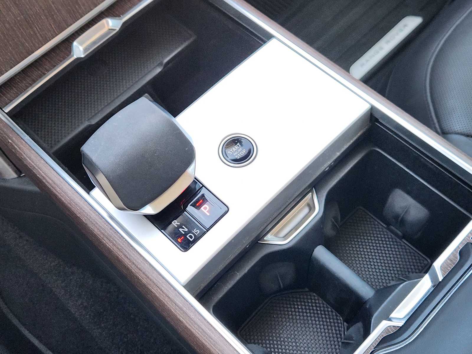 2024 Land Rover Range Rover SE photo 17