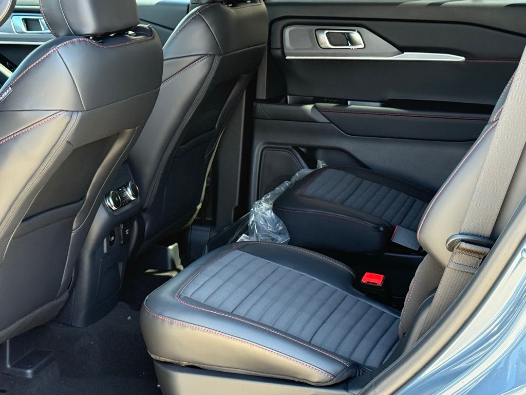 2025 Ford Explorer ST-Line photo 8