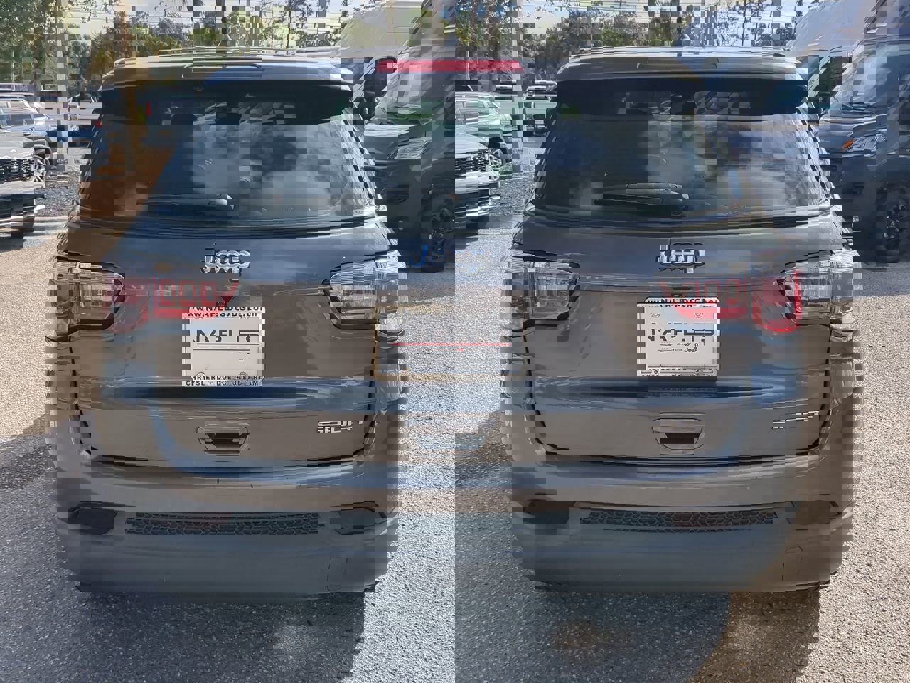 2017 Jeep Compass Sport photo 3