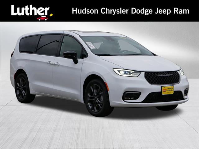 2026 Chrysler Pacifica Select's photo