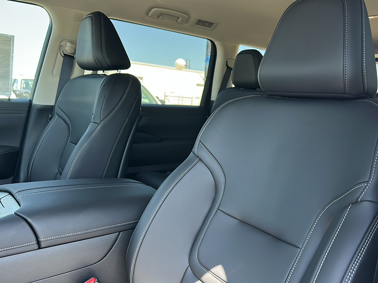 2025 Nissan Armada SV photo 3