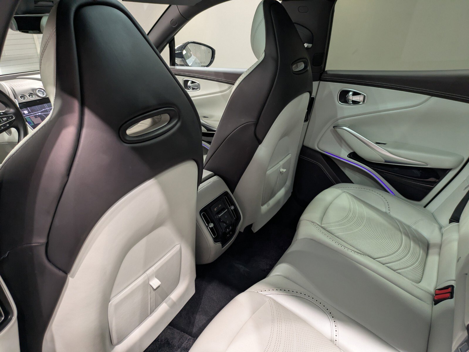 2024 Aston Martin DBX photo 18