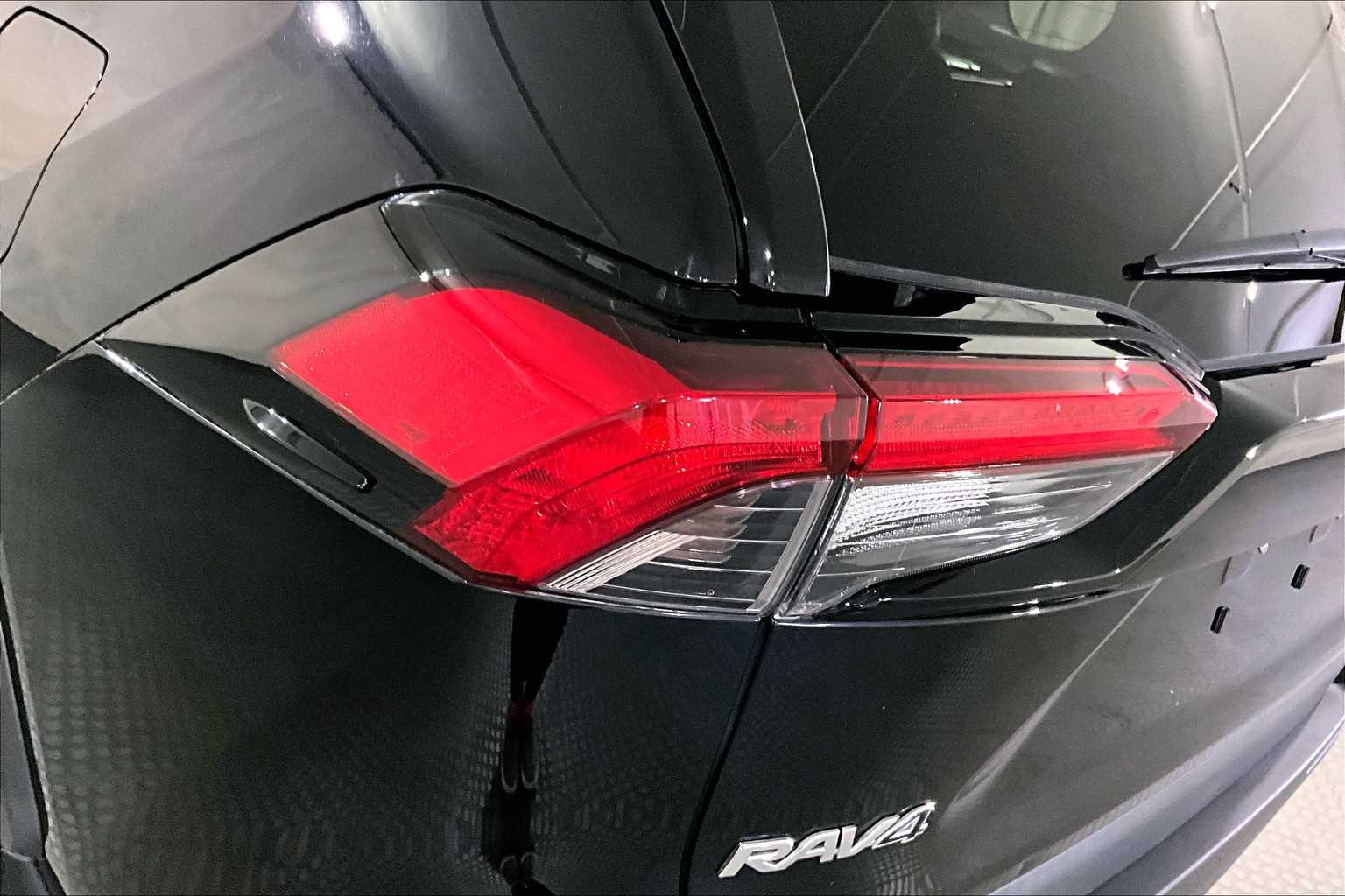 2019 Toyota RAV4 Hybrid XLE photo 25