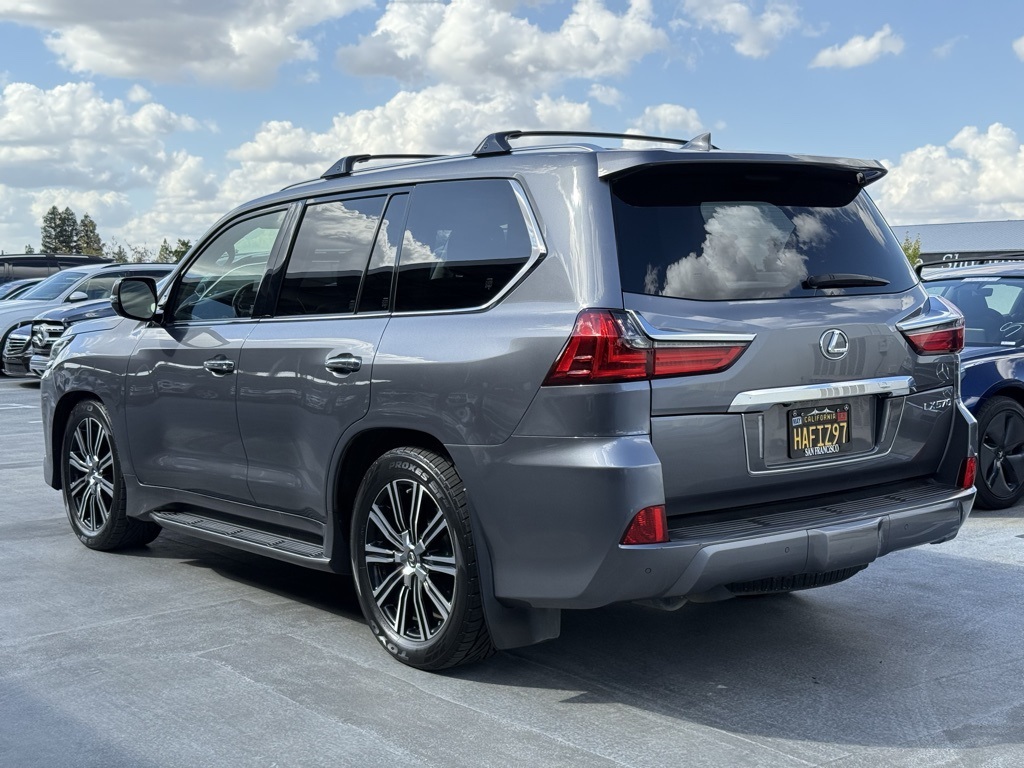 2019 Lexus LX 570 photo 2