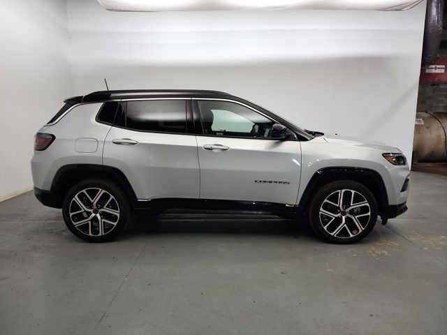 2025 Jeep Compass Limited photo 4