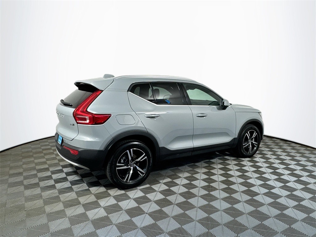2025 Volvo XC40 Core photo 9